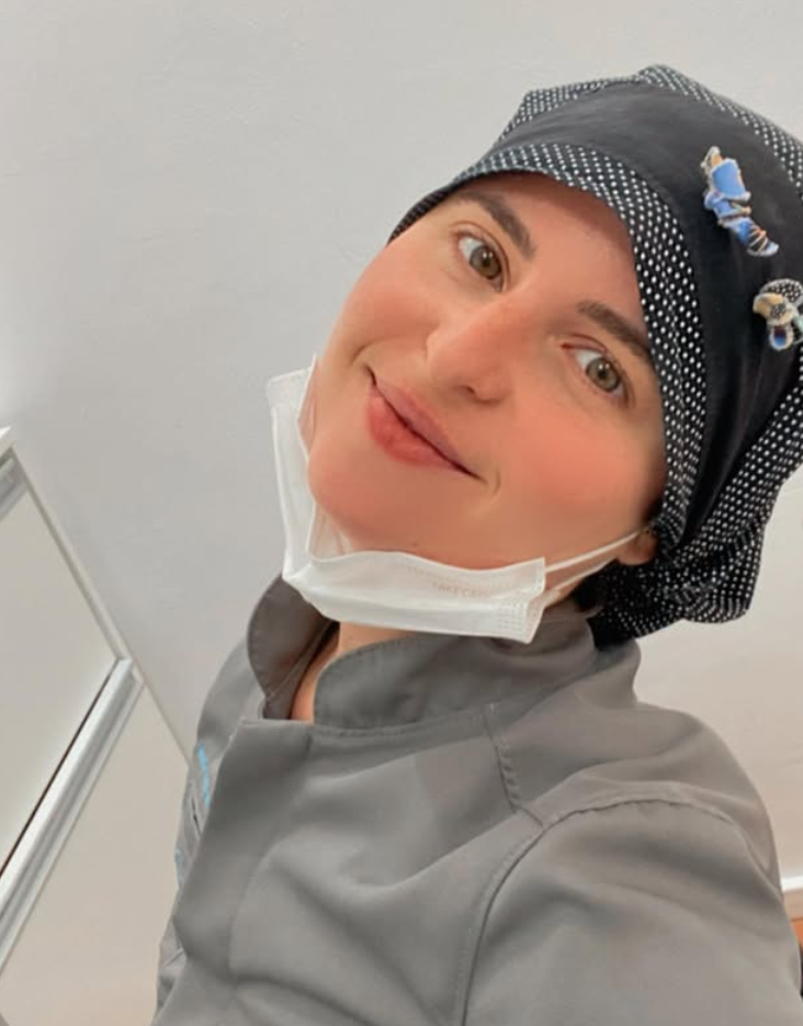 Dra. Natália Carlone no consultório